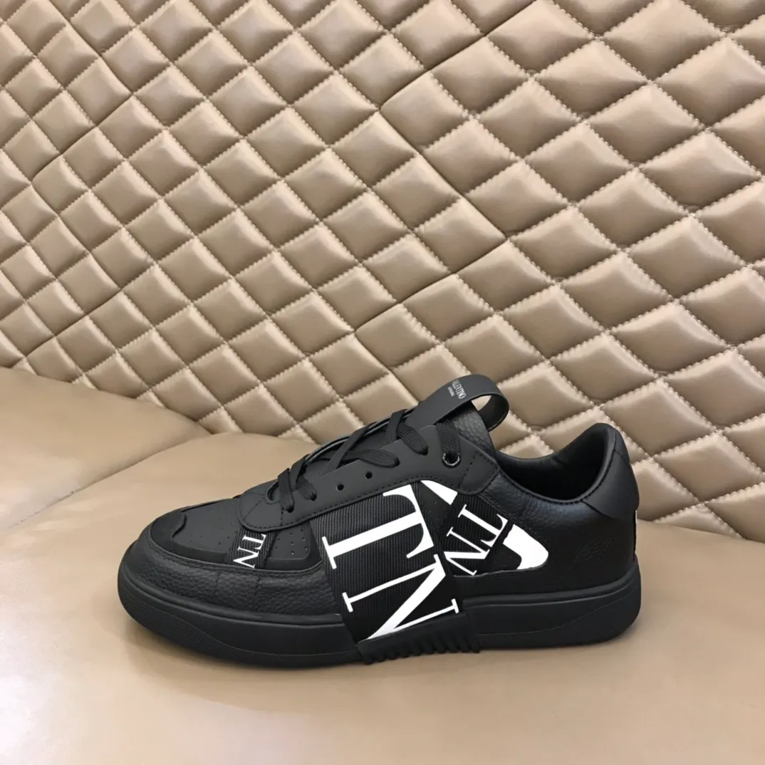 p440 "Valentin*" new spring and summer calfskin lace-up sneakers. No man should be able to refuse these shoes. The classic color scheme is so handsome! Purchase a high-precision replica of the original version to instantly sell off the market currency! 6 VLTN logo rubber effect straps - Valentino Garavani Logo printed on the back and tongue, all materials are customized to ensure quality! Size: 38-44